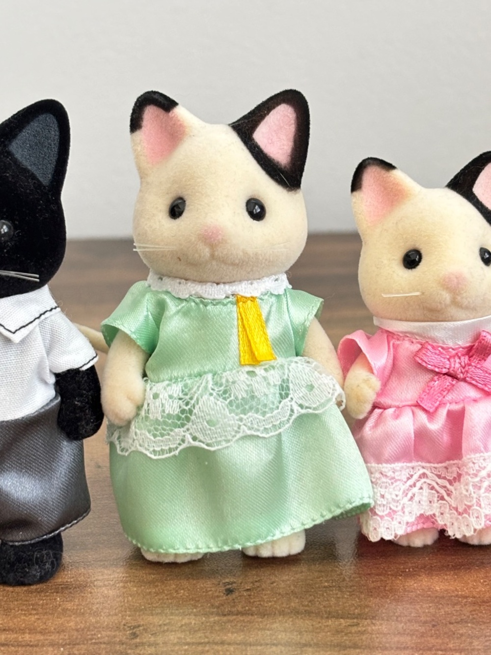 Calico Critters Sylvanian Families  Tuxedo Cat Family SET 4 Figures With Clothes - Picture 4 of 11